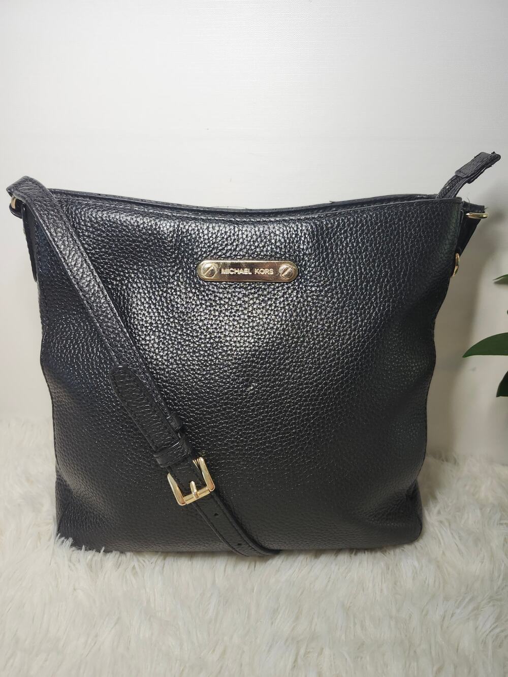 Michael Kors Crossbody Bag Black Leather Gold Minimalist Classic Pebbled